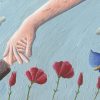 Niño tomado de la mano de un adulto. Flores y mariposa con cielo azul. Ilustración del libro Amor, de Andrea Petrlik. Editorial Leetra.