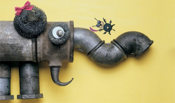 Elefante de tubería con un bicho en la trompa cargando la pluma violeta. Ilustración del libro La Pluma Violeta, de Hanoch Piven. Editorial Leetra.