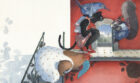 Gallina, gato y ardillas esperando en la puerta. Ilustración del libro ilustrado Se Renta Departamento, de Lea Goldberg y Eva Sánchez. Editorial Leetra.